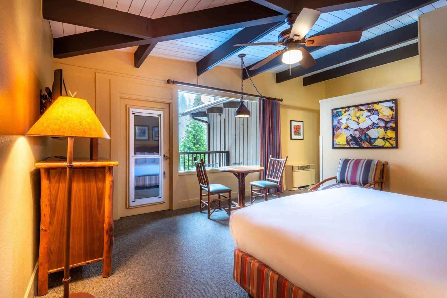 Escritorio, tabla de planchar con plancha, cuna de viaje y ropa de cama 