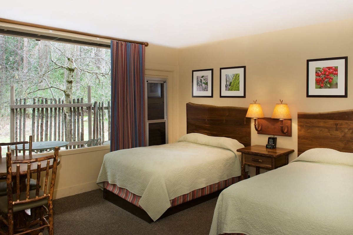 책상, 다리미/다리미판, 여행용 아기침대, 침대 시트