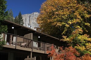 A lodge with a balcony overlooking a mountain. - Yosemite Valley Lodge (Yosemite National Park)