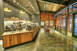 2 restaurants, breakfast served