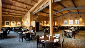 2 restaurants, serveren ontbijt