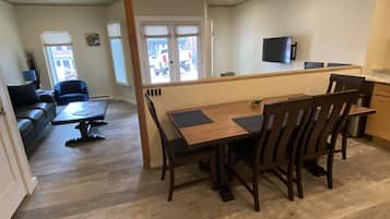 Departamento | Área de sala de estar | Smart TV de 30 pulgadas con canales por cable