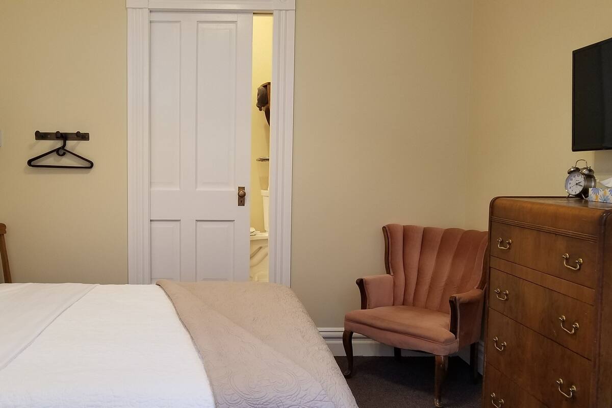 客房 (Petite Interior, No View) | 熨斗/熨板、免费 WiFi、床单
