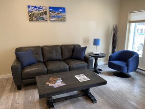 公寓 | 起居区 | 30-英寸智能电视（配备有线频道）