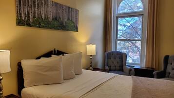 Huone, 1 keskisuuri parisänky | Silitysrauta/-lauta, ilmainen Wi-Fi, vuodevaatteet