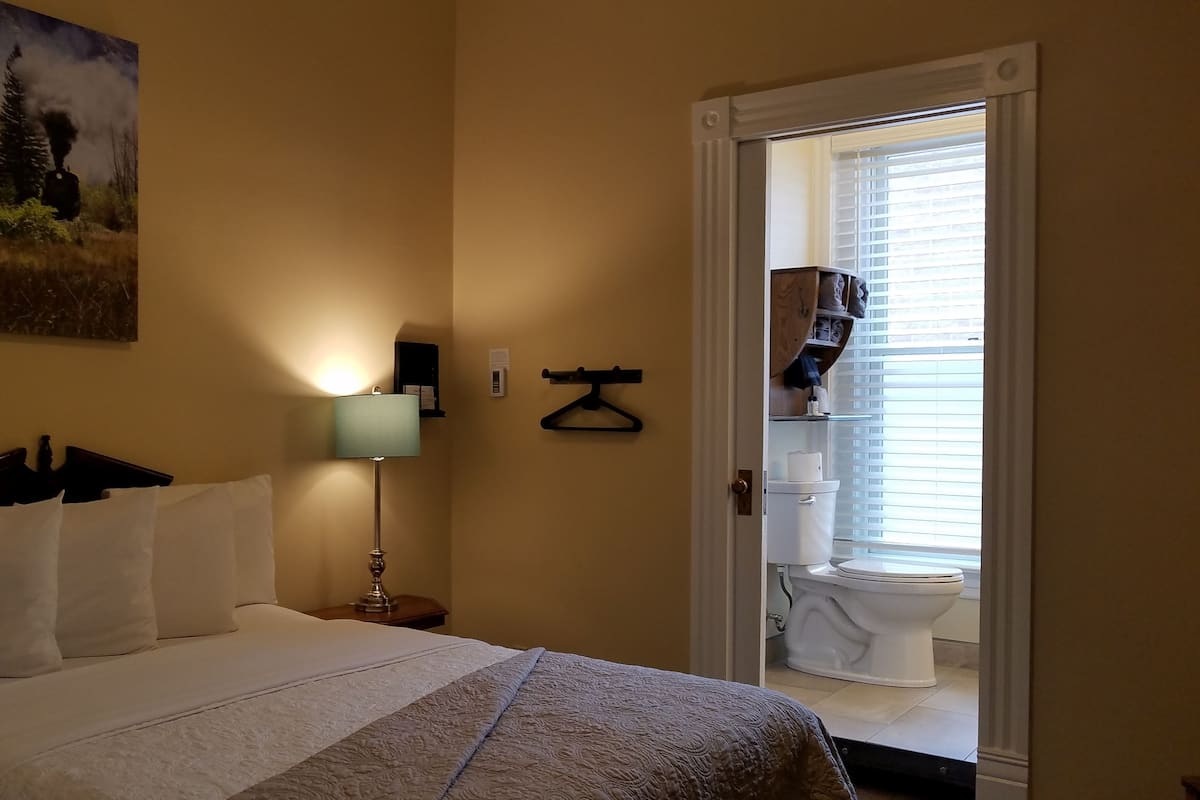 Petite Room 1, No View
