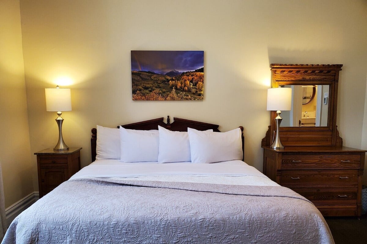 Room 9 - King Bed