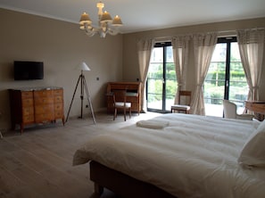 Suíte real, acessível | Roupas de cama premium, cofres nos quartos, individualmente decorados