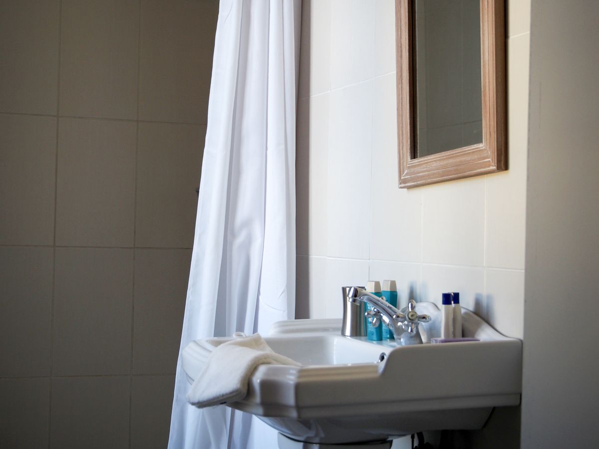 deluxe double or twin room | bathroom | free toiletries, hair dryer, bathrobes, towels