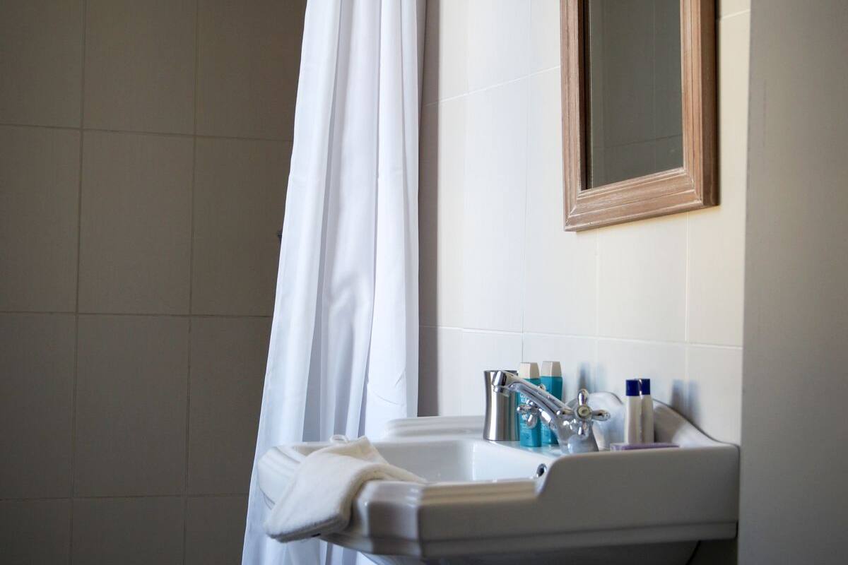 deluxe double or twin room | bathroom | free toiletries, hair dryer, bathrobes, towels
