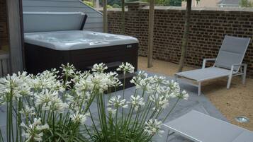 Tina de hidromasaje al aire libre