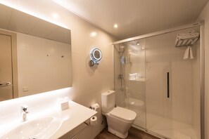 Ducha, artículos de higiene personal gratuitos y secador de pelo