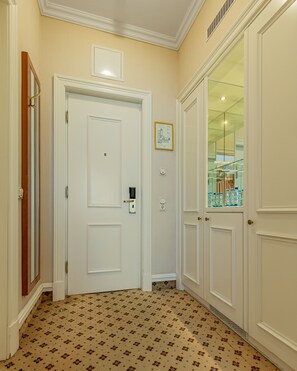 1 quarto, frigobar, cofres nos quartos, escrivaninha