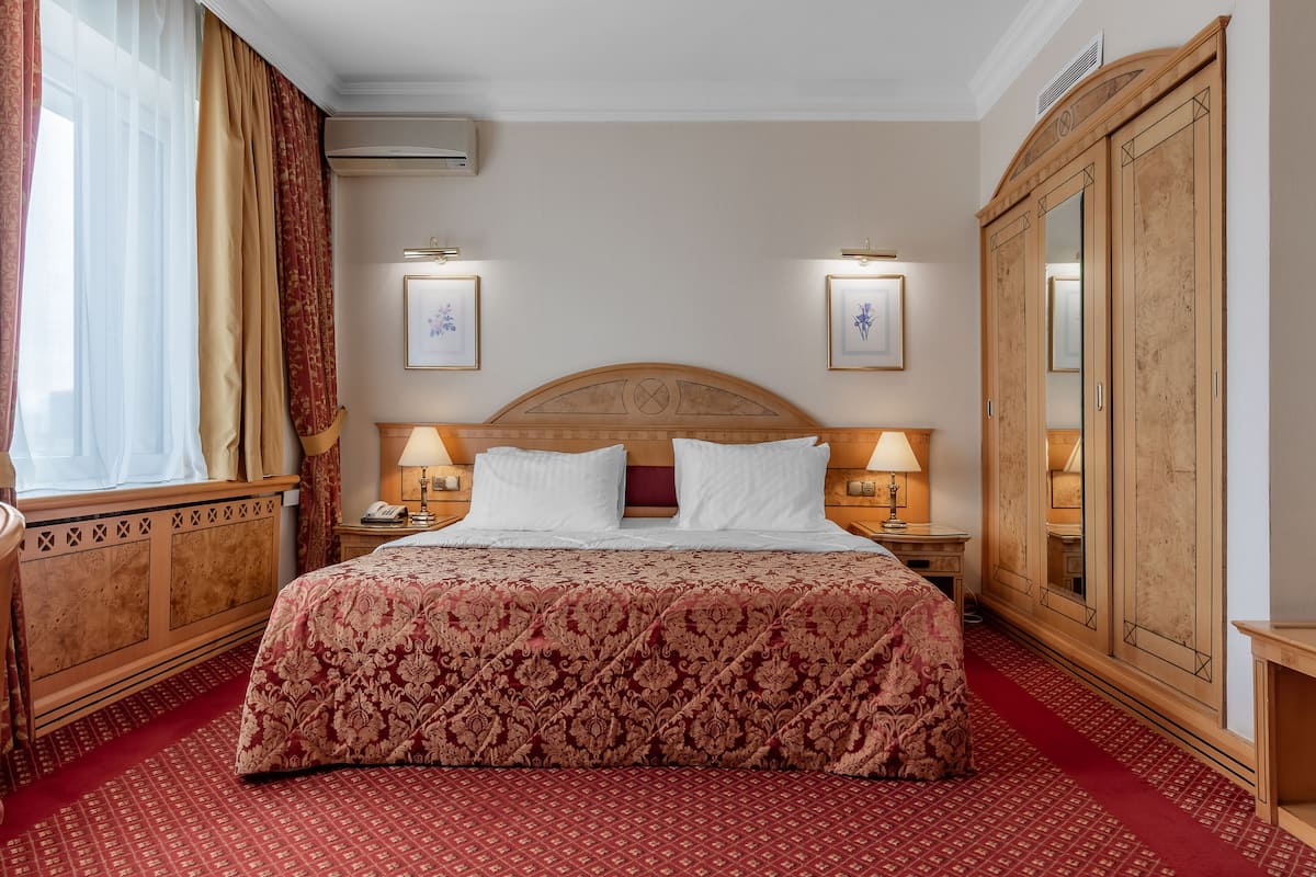 Suite | Minibar, in-room safe, desk, blackout drapes
