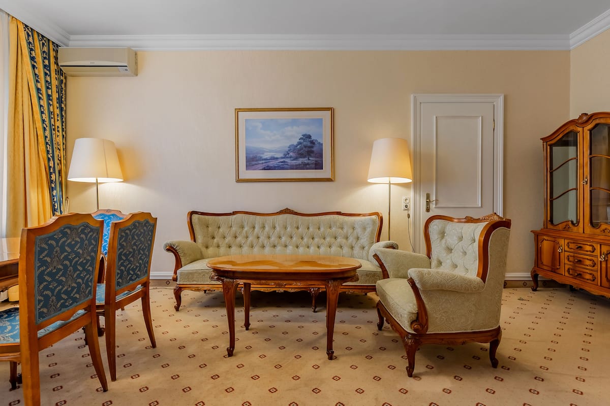 Apartment | Minibar, in-room safe, desk, blackout drapes