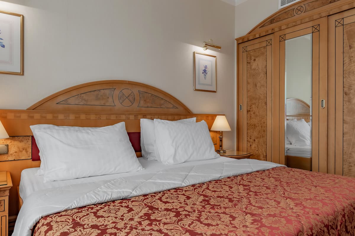 Junior Suite | Minibar, in-room safe, desk, blackout drapes