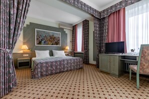 Junior Suite | Bar mini, peti besi dalam bilik, meja, langsir/tirai gelap terus 