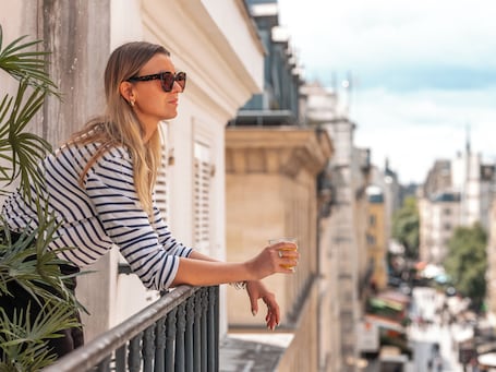 Chambre Double Deluxe (Snob) | In-room safe, individually decorated, desk, blackout drapes