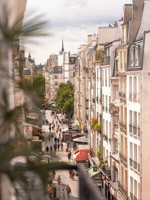 In-room safe, individually decorated, desk, blackout drapes - Snob Hotel (Paris)