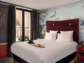 Chambre Double Deluxe (Snob) | In-room safe, individually decorated, desk, blackout drapes