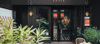 Snob Hotel