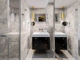 Chambre Double Deluxe (Snob) | Bathroom | Shower, free toiletries, hair dryer, slippers