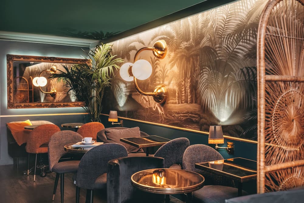 Snob Hotel
