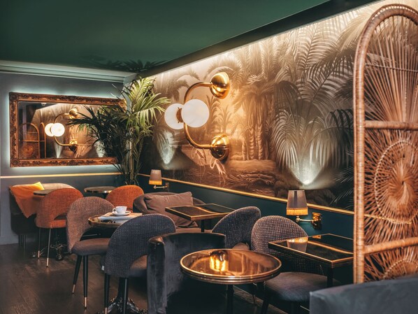 Lobby sitting area - Snob Hotel (Paris)