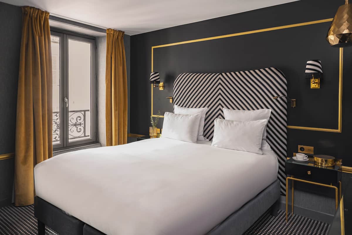 Chambre Double Supérieure (Sophistiquée) | Coffre-fort, bureau, rideaux d’obscurcissement, système d’insonorisation