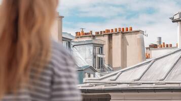 Deluxe tweepersoonskamer | Een kluis op de kamer, individueel gedecoreerd, een bureau