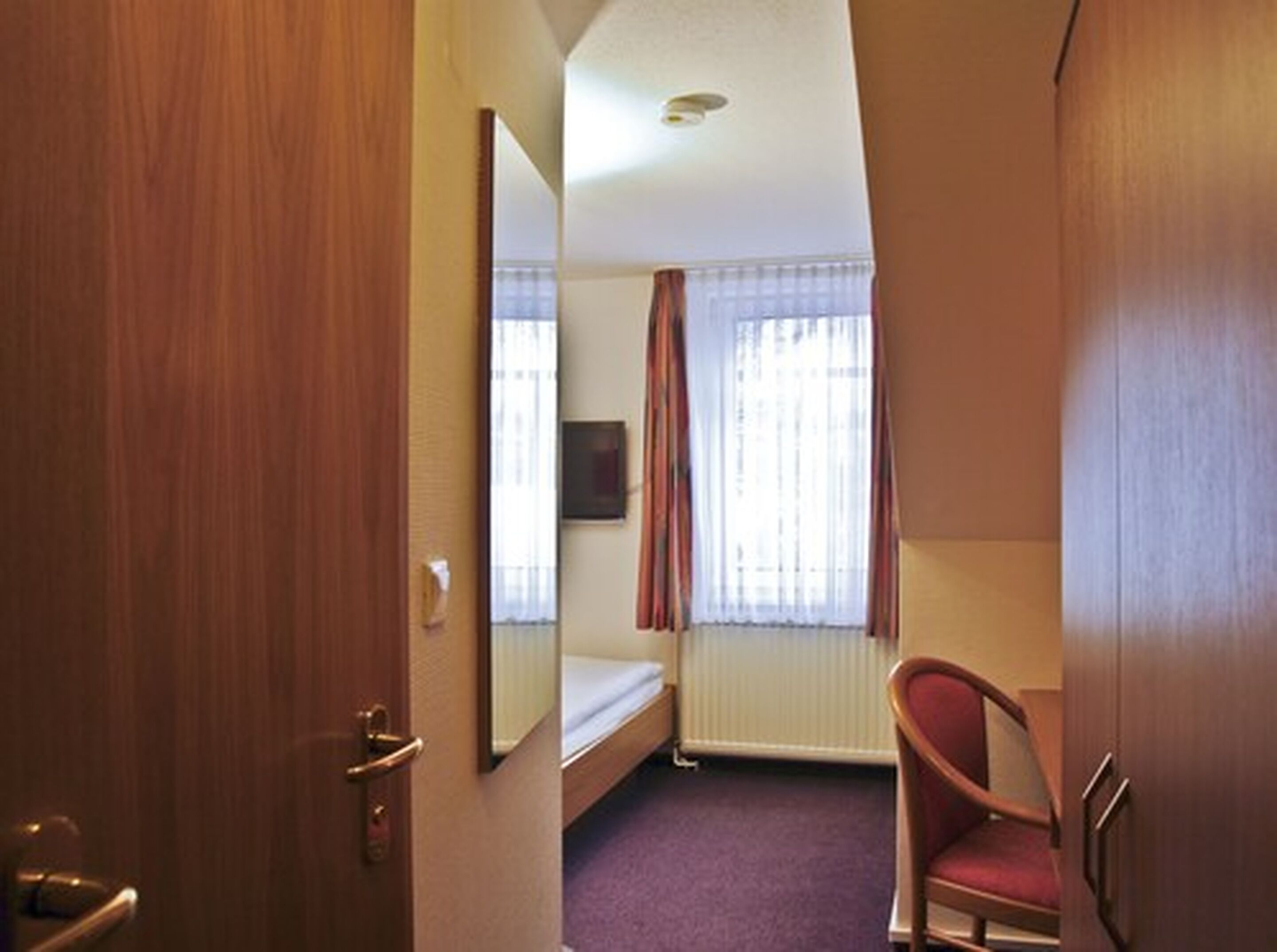 economy single room | in-room safe, desk, free wifi, bed sheets