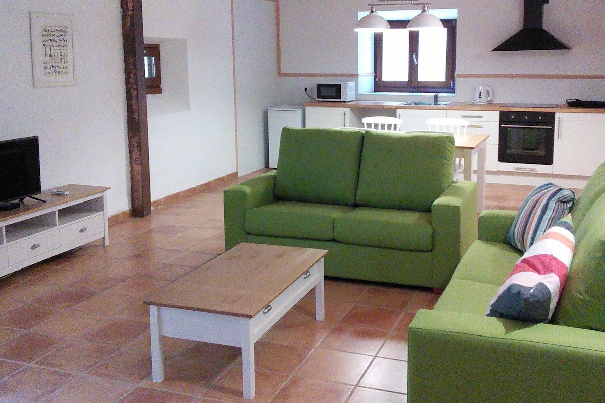 Apartamento, 2 habitaciones, en la zona del jardín | Sala de estar | Una televisión de pantalla plana