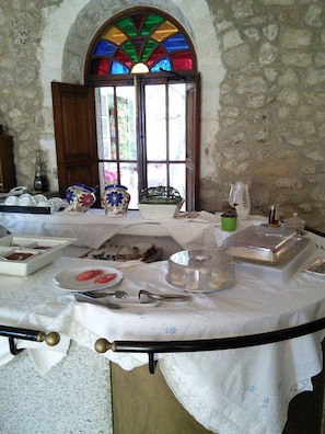Free daily buffet breakfast