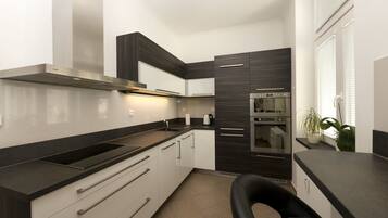 Departamento Royal, 2 habitaciones | Cocina privada | Refrigerador, microondas, horno y parrilla de estufa