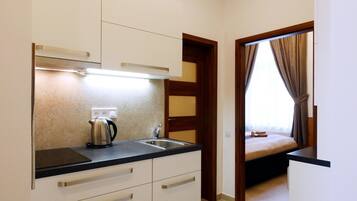 Superior Apartment, 2 Bedrooms, Ground Floor | Private kitchen | Fridge, microwave, oven, stovetop