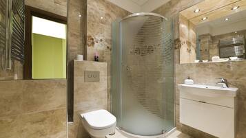 Deluxe Apartment, 2 Bedrooms, Ground Floor | Bathroom amenities | Combined shower/tub, free toiletries, hair dryer, bathrobes