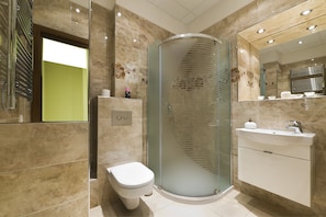 Deluxe Apartment, 2 Bedrooms, Ground Floor | Bathroom amenities | Combined shower/tub, free toiletries, hair dryer, bathrobes
