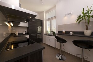 Refrigerador, microondas, horno, placa de cocina