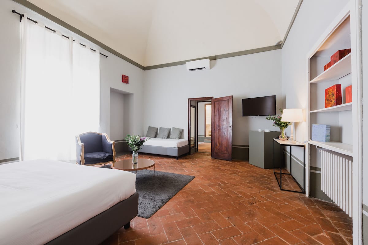 Deluxe Suite | 1 bedroom, minibar, in-room safe, desk