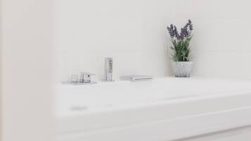 Family Suite | Private spa tub