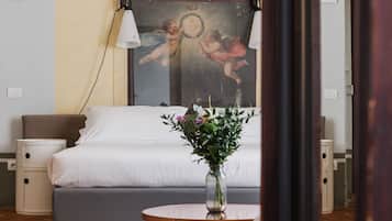 Deluxe Suite | 1 bedroom, minibar, in-room safe, desk