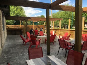 2 restaurants, breakfast served