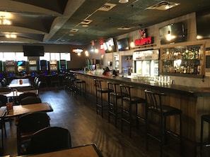 Serves lunch, dinner, and happy hour - Altona Hotel (Altona)