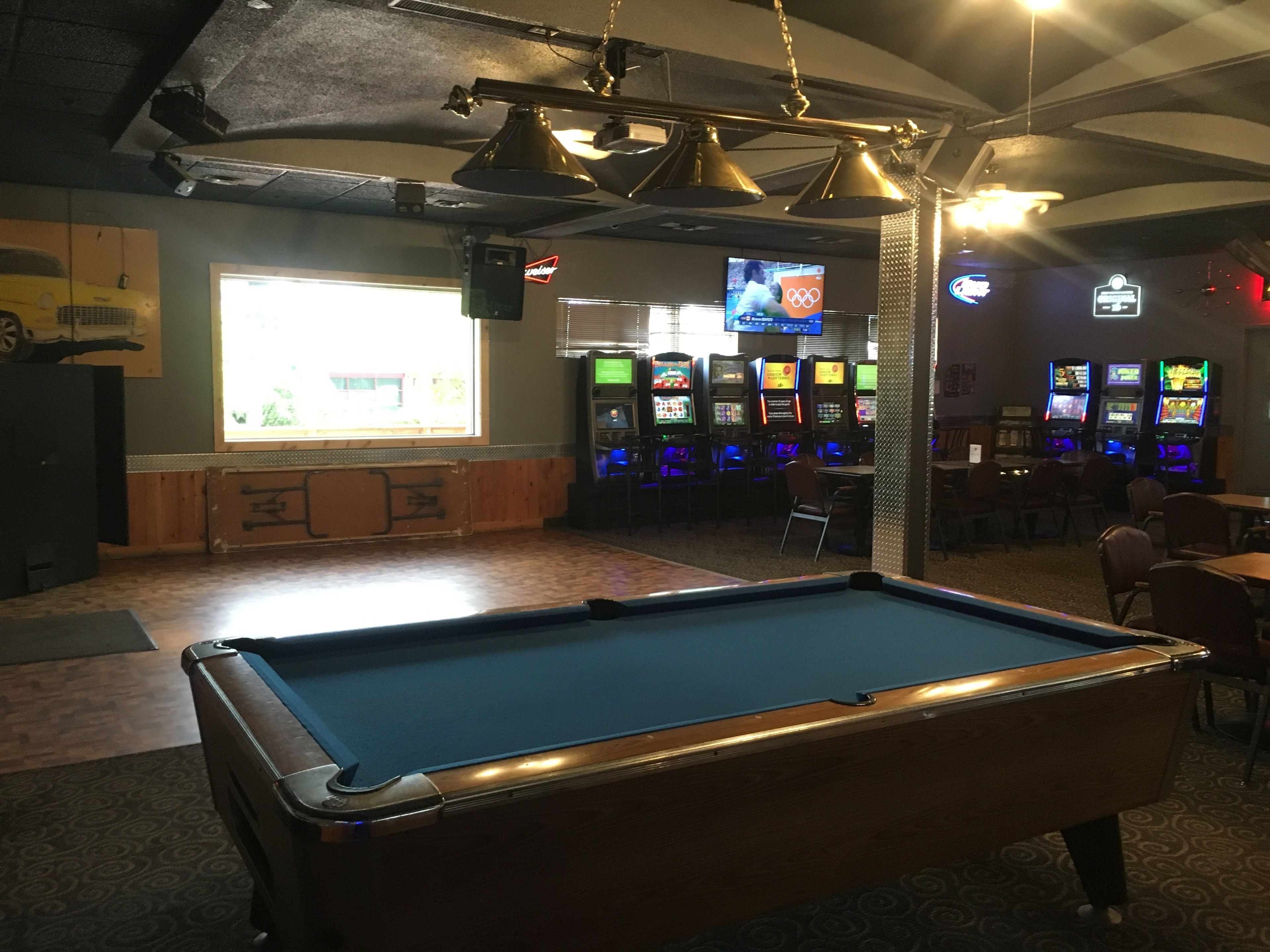 serves lunch, dinner and happy hour