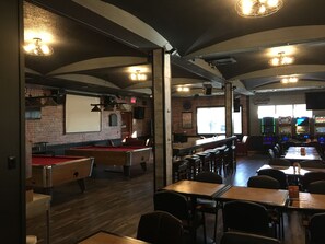 Sert le déjeuner, le dîner et l'apéritif