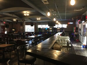 Sert le déjeuner, le dîner et l'apéritif