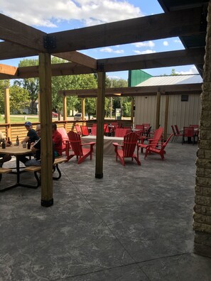 2 restaurants; breakfast, lunch, dinner and brunch served 
