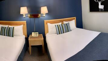 Standard-Doppelzimmer, 2 Doppelbetten | Hochwertige Bettwaren, Schreibtisch, Verdunkelungsvorhänge