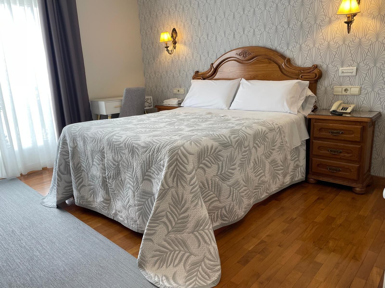 Kamar Double atau Twin | Seprai premium, meja kerja, tirai kedap cahaya, dan kedap suara