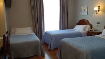 Dreibettzimmer | Hochwertige Bettwaren, Schreibtisch, Verdunkelungsvorhänge